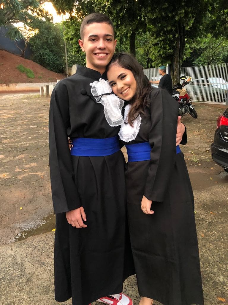 Isa e João abraçados ao ar livre