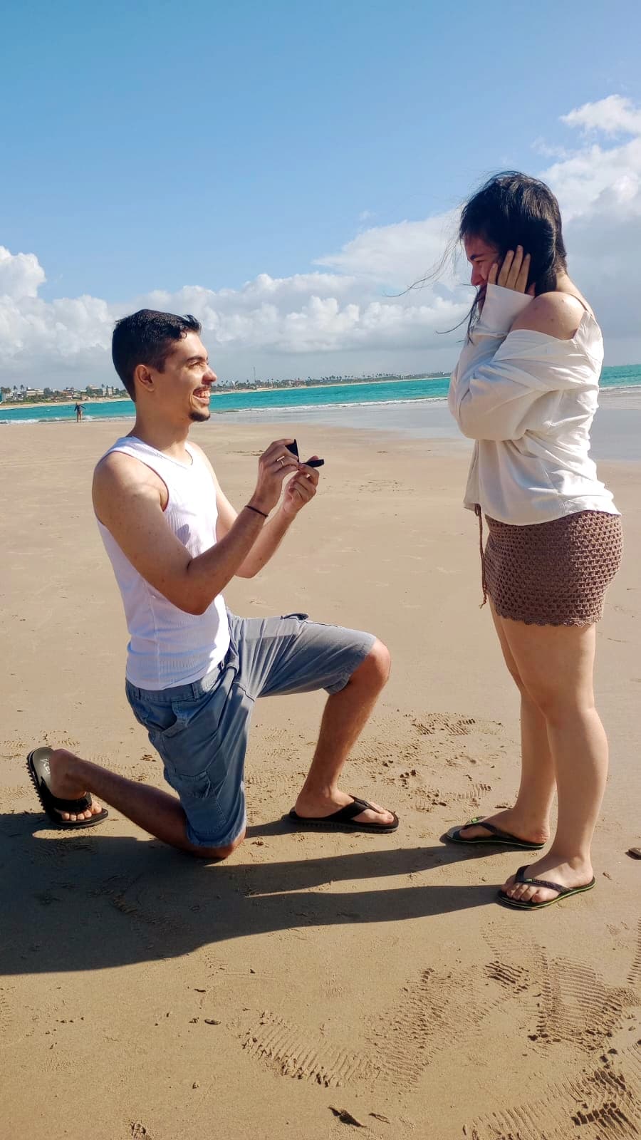 João fazendo um pedido de casamento na praia